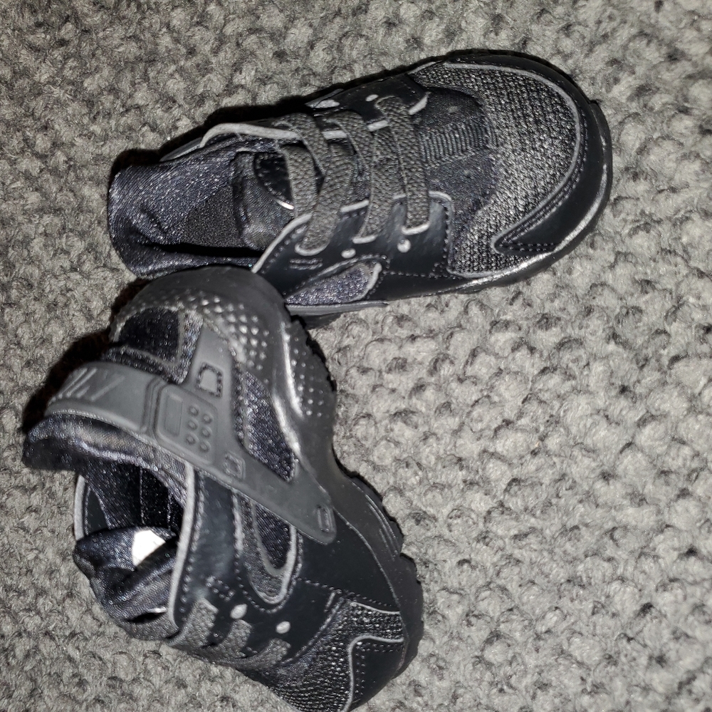 Baby black unisex Huaraches size 4c